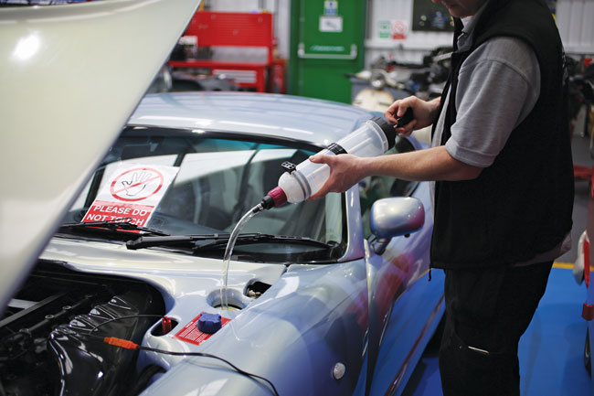 Seringue Laser 5699 pour ateliers de maintenance automobile